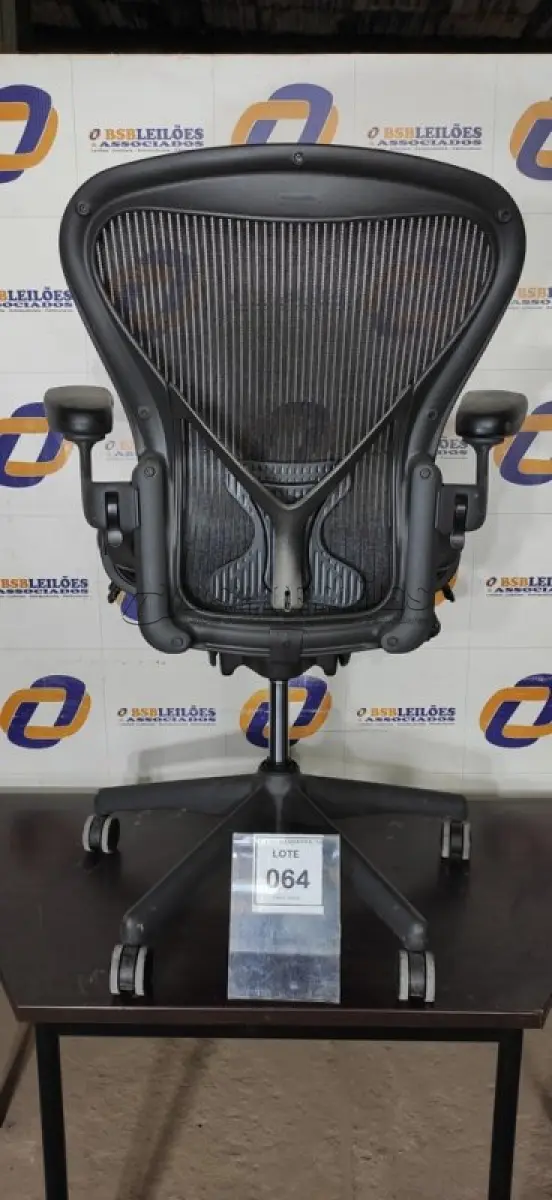 LOTE 064 - 01 CADEIRA HERMAN MILLER. (NO ESTADO EM QUE SE ENCONTRA. SUJEITO A AVARIAS OCULTAS/VISÍVEIS.)