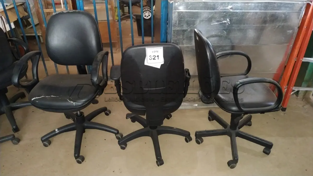 LOTE 321 - 03 CADEIRAS GIRATÓRIAS NA COR PRETA.  (NO ESTADO) ATENÇÃO! FAZER A VISITAÇÃO ANTES DE ARREMATAR, NÃO SABEMOS SE FUNCIONA. LEILÃO NÃO TEM GARANTIA E NEM DEVOLUÇÃO, SUJEITO A POSSÍVEIS AVARIAS VISÍVEIS/OCULTAS E/OU AUSÊNCIA DE COMPONENTES.