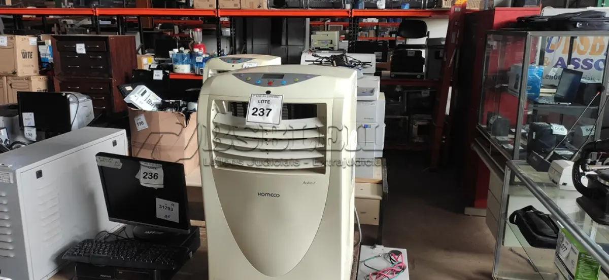 LOTE 237 - 01 AR CONDICIONADO PORTÁTIL 220V 12.000 BTU/H MARCA KOMECO.  (NO ESTADO) ATENÇÃO! FAZER A VISITAÇÃO ANTES DE ARREMATAR, NÃO SABEMOS SE FUNCIONA. LEILÃO NÃO TEM GARANTIA E NEM DEVOLUÇÃO, SUJEITO A POSSÍVEIS AVARIAS VISÍVEIS/OCULTAS E/OU AUSÊNCIA DE COMPONENTES.