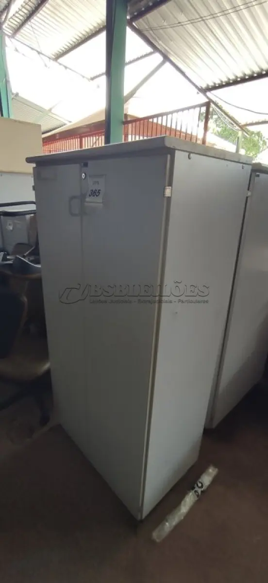 LOTE 365 - 01 ARMÁRIO ALTO EM MADEIRA COM 02 PORTAS.  (NO ESTADO) ATENÇÃO! FAZER A VISITAÇÃO ANTES DE ARREMATAR, NÃO SABEMOS SE FUNCIONA. LEILÃO NÃO TEM GARANTIA E NEM DEVOLUÇÃO, SUJEITO A POSSÍVEIS AVARIAS VISÍVEIS/OCULTAS E/OU AUSÊNCIA DE COMPONENTES.