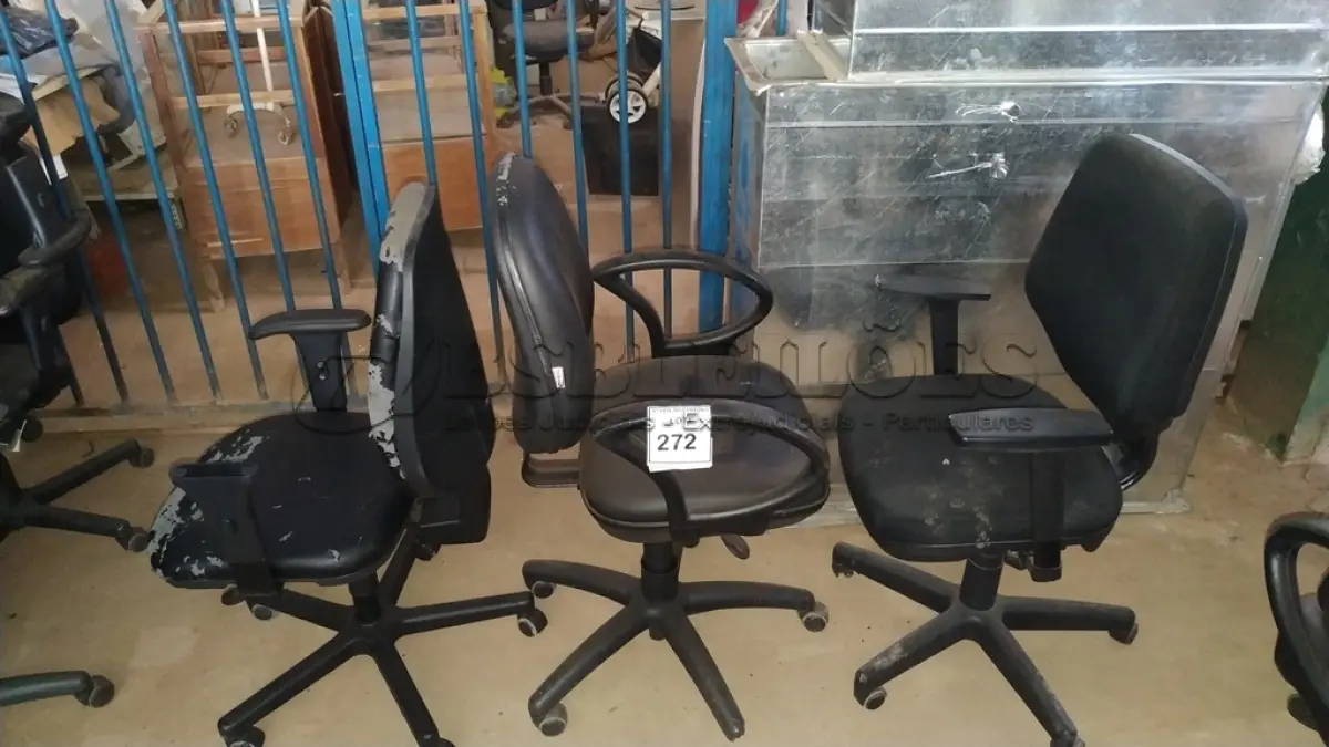 LOTE 272 - 03 CADEIRAS DE ESCRITÓRIO GIRATÓRIAS NA COR PRETA.  (NO ESTADO) ATENÇÃO! FAZER A VISITAÇÃO ANTES DE ARREMATAR, NÃO SABEMOS SE FUNCIONA. LEILÃO NÃO TEM GARANTIA E NEM DEVOLUÇÃO, SUJEITO A POSSÍVEIS AVARIAS VISÍVEIS/OCULTAS E/OU AUSÊNCIA DE COMPONENTES.