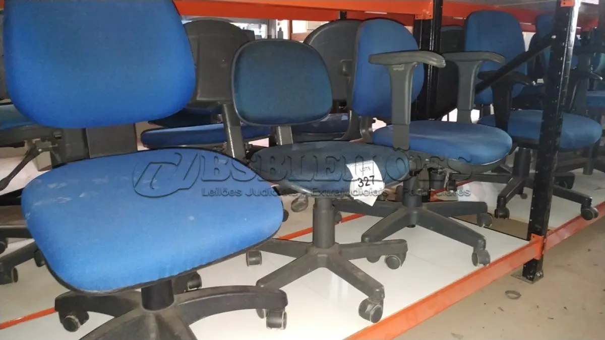 LOTE 327 - 03 CADEIRAS GIRATÓRIAS NA COR AZUL.  (NO ESTADO) ATENÇÃO! FAZER A VISITAÇÃO ANTES DE ARREMATAR, NÃO SABEMOS SE FUNCIONA. LEILÃO NÃO TEM GARANTIA E NEM DEVOLUÇÃO, SUJEITO A POSSÍVEIS AVARIAS VISÍVEIS/OCULTAS E/OU AUSÊNCIA DE COMPONENTES.