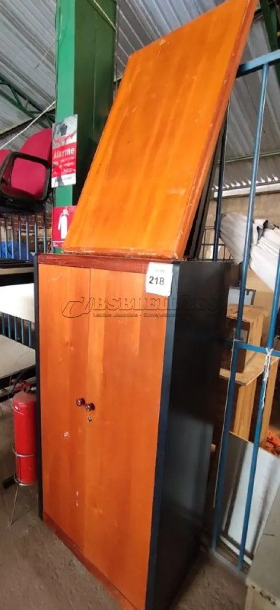 LOTE 218 - 01 ARMÁRIO EM MADEIRA SEM PRATELEIRAS E PEÇAS DE MADEIRA AVULSAS.  (NO ESTADO) ATENÇÃO! FAZER A VISITAÇÃO ANTES DE ARREMATAR, NÃO SABEMOS SE FUNCIONA. LEILÃO NÃO TEM GARANTIA E NEM DEVOLUÇÃO, SUJEITO A POSSÍVEIS AVARIAS VISÍVEIS/OCULTAS E/OU AUSÊNCIA DE COMPONENTES.