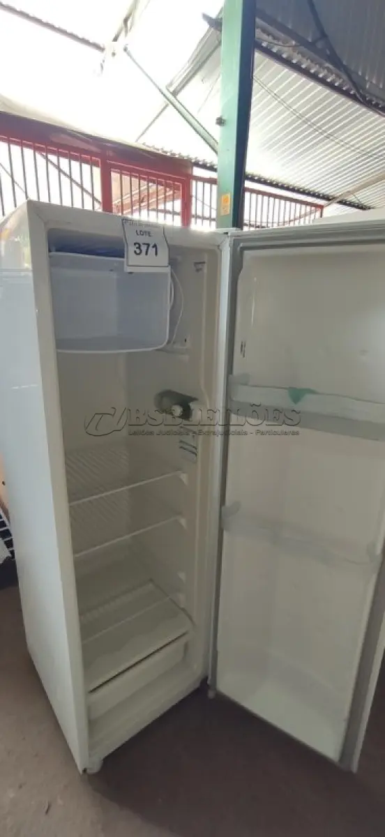 LOTE 371 - 01 GELADEIRA 220V MARCA CONSUL.  (NO ESTADO) ATENÇÃO! FAZER A VISITAÇÃO ANTES DE ARREMATAR, NÃO SABEMOS SE FUNCIONA. LEILÃO NÃO TEM GARANTIA E NEM DEVOLUÇÃO, SUJEITO A POSSÍVEIS AVARIAS VISÍVEIS/OCULTAS E/OU AUSÊNCIA DE COMPONENTES.