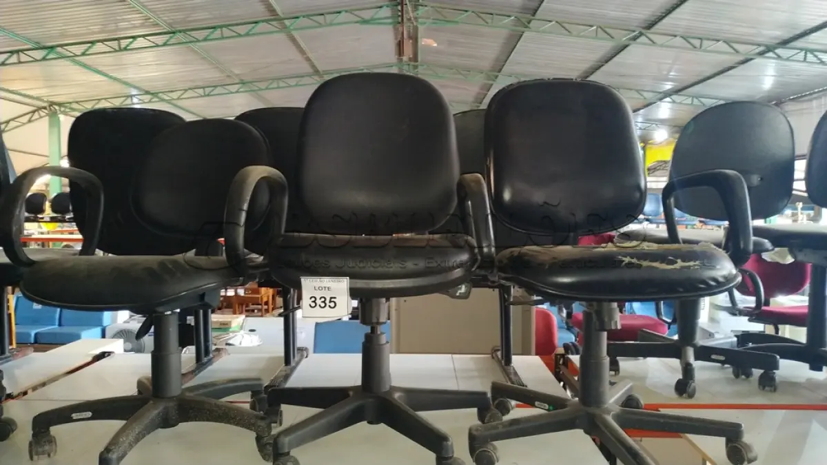 LOTE 335 - 03 CADEIRAS GIRATÓRIAS NA COR PRETA.  (NO ESTADO) ATENÇÃO! FAZER A VISITAÇÃO ANTES DE ARREMATAR, NÃO SABEMOS SE FUNCIONA. LEILÃO NÃO TEM GARANTIA E NEM DEVOLUÇÃO, SUJEITO A POSSÍVEIS AVARIAS VISÍVEIS/OCULTAS E/OU AUSÊNCIA DE COMPONENTES.