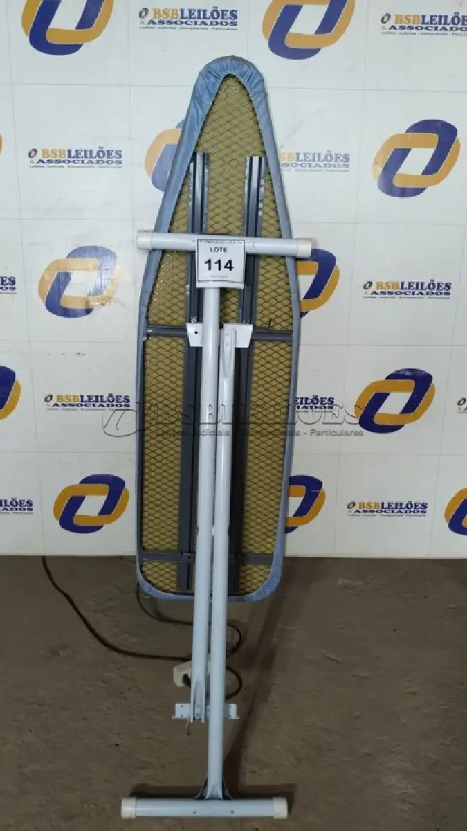 LOTE 114 - 01 TÁBUA DE PASSAR ROUPAS. (NO ESTADO EM QUE SE ENCONTRA. SUJEITO A AVARIAS OCULTAS/VISÍVEIS.)