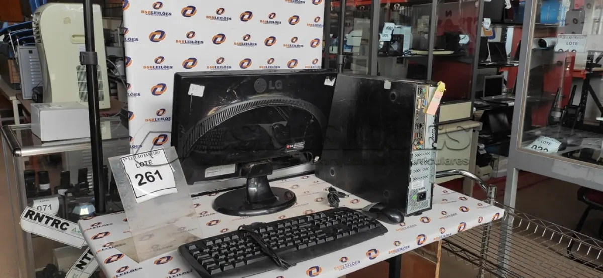 LOTE 261 - 01 CPU MARCA POSITIVO, 01 MONITOR MARCA LG, 01 TECLADO MARCA ITAUTEC E 01 MOUSE.  (NO ESTADO) ATENÇÃO! FAZER A VISITAÇÃO ANTES DE ARREMATAR, NÃO SABEMOS SE FUNCIONA. LEILÃO NÃO TEM GARANTIA E NEM DEVOLUÇÃO, SUJEITO A POSSÍVEIS AVARIAS VISÍVEIS/OCULTAS E/OU AUSÊNCIA DE COMPONENTES.