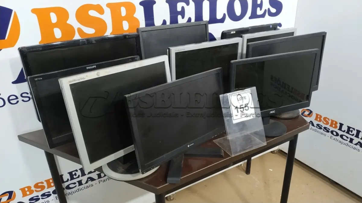 LOTE 155 - 10 MONITORES DE MARCAS E MODELOS DIVERSOS.  (NO ESTADO) ATENÇÃO! FAZER A VISITAÇÃO ANTES DE ARREMATAR, NÃO SABEMOS SE FUNCIONA. LEILÃO NÃO TEM GARANTIA E NEM DEVOLUÇÃO, SUJEITO A POSSÍVEIS AVARIAS VISÍVEIS/OCULTAS E/OU AUSÊNCIA DE COMPONENTES.