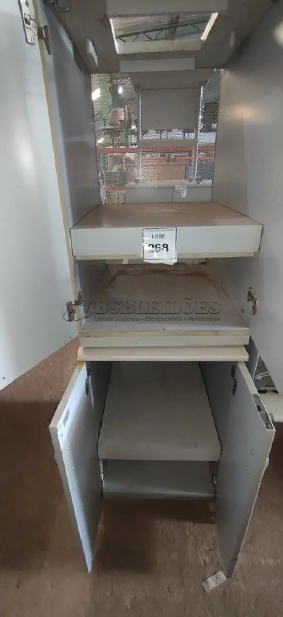 LOTE 268 - 02 ARMÁRIOS BAIXOS DE 02 PORTAS CADA COM SUPORTE PARA LIXEIRAS. (NO ESTADO) ATENÇÃO! FAZER A VISITAÇÃO ANTES DE ARREMATAR, NÃO SABEMOS SE FUNCIONA, LEILÃO NÃO TEM GARANTIA E NEM DEVOLUÇÃO, SUJEITO A POSSÍVEIS AVARIAS VISÍVEIS/OCULTAS E/OU AUSÊNCIA DE COMPONENTES.