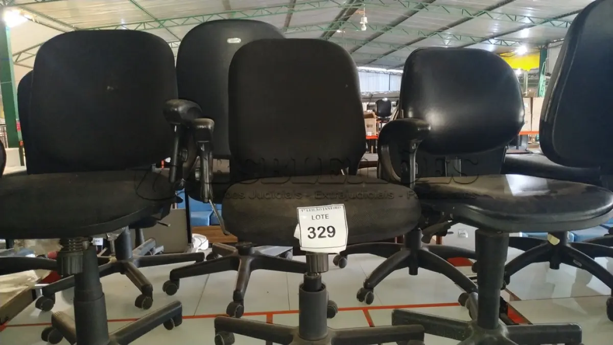 LOTE 329 - 03 CADEIRAS GIRATÓRIAS NA COR PRETA.  (NO ESTADO) ATENÇÃO! FAZER A VISITAÇÃO ANTES DE ARREMATAR, NÃO SABEMOS SE FUNCIONA. LEILÃO NÃO TEM GARANTIA E NEM DEVOLUÇÃO, SUJEITO A POSSÍVEIS AVARIAS VISÍVEIS/OCULTAS E/OU AUSÊNCIA DE COMPONENTES.
