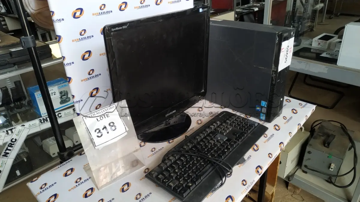 LOTE 318 - 01 CPU MARCA LENOVO, 01 MONITOR MARCA SAMSUNG E 01 TECLADO MARCA LENOVO.  (NO ESTADO) ATENÇÃO! FAZER A VISITAÇÃO ANTES DE ARREMATAR, NÃO SABEMOS SE FUNCIONA. LEILÃO NÃO TEM GARANTIA E NEM DEVOLUÇÃO, SUJEITO A POSSÍVEIS AVARIAS VISÍVEIS/OCULTAS E/OU AUSÊNCIA DE COMPONENTES.