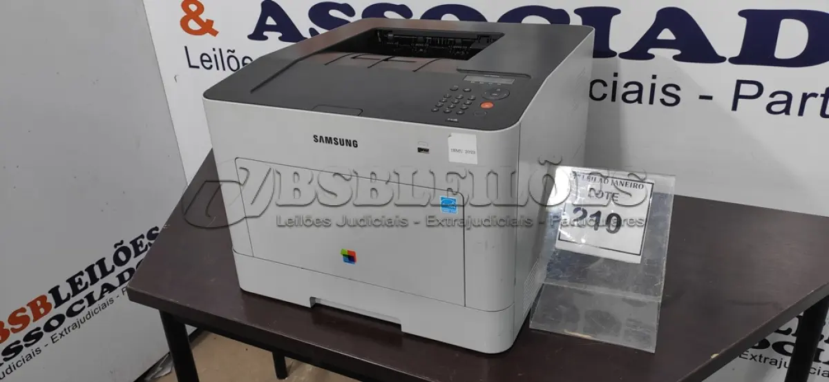 LOTE 210 - 01 IMPRESSORA MODELO CLP-680ND   MARCA SAMSUNG.  (NO ESTADO) ATENÇÃO! FAZER A VISITAÇÃO ANTES DE ARREMATAR, NÃO SABEMOS SE FUNCIONA. LEILÃO NÃO TEM GARANTIA E NEM DEVOLUÇÃO, SUJEITO A POSSÍVEIS AVARIAS VISÍVEIS/OCULTAS E/OU AUSÊNCIA DE COMPONENTES.