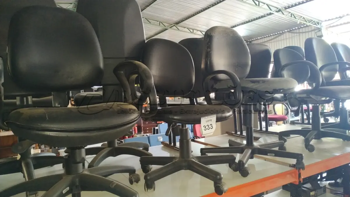 LOTE 333 - 03 CADEIRAS GIRATÓRIAS NA COR PRETA.  (NO ESTADO) ATENÇÃO! FAZER A VISITAÇÃO ANTES DE ARREMATAR, NÃO SABEMOS SE FUNCIONA. LEILÃO NÃO TEM GARANTIA E NEM DEVOLUÇÃO, SUJEITO A POSSÍVEIS AVARIAS VISÍVEIS/OCULTAS E/OU AUSÊNCIA DE COMPONENTES.