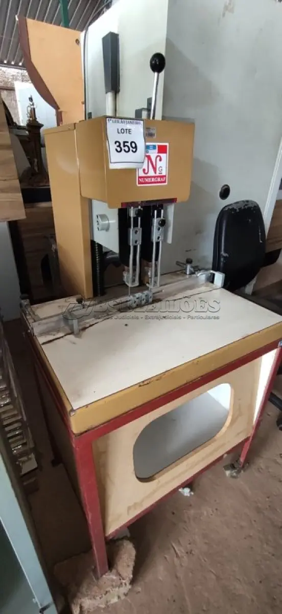 LOTE 359 - 01 FURADEIRA DE PAPEL INDUSTRIAL MARCA NUMERGRAF.  (NO ESTADO) ATENÇÃO! FAZER A VISITAÇÃO ANTES DE ARREMATAR, NÃO SABEMOS SE FUNCIONA. LEILÃO NÃO TEM GARANTIA E NEM DEVOLUÇÃO, SUJEITO A POSSÍVEIS AVARIAS VISÍVEIS/OCULTAS E/OU AUSÊNCIA DE COMPONENTES.