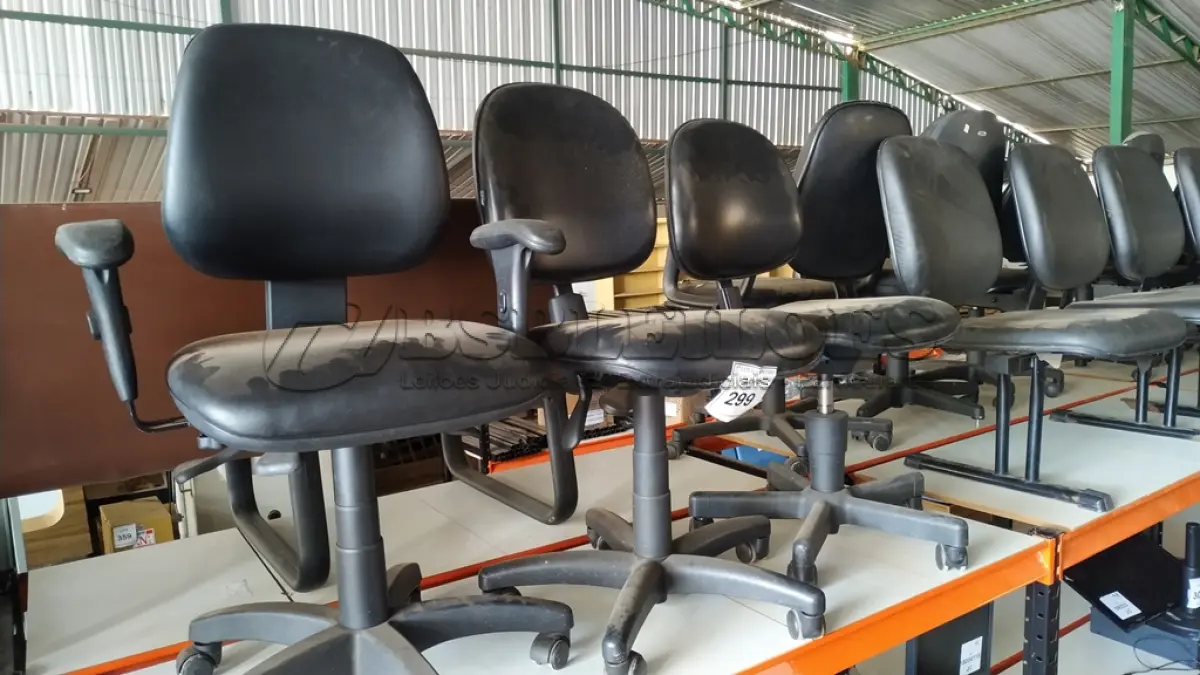 LOTE 299 - 03 CADEIRAS GIRATÓRIAS NA COR PRETA.  (NO ESTADO) ATENÇÃO! FAZER A VISITAÇÃO ANTES DE ARREMATAR, NÃO SABEMOS SE FUNCIONA. LEILÃO NÃO TEM GARANTIA E NEM DEVOLUÇÃO, SUJEITO A POSSÍVEIS AVARIAS VISÍVEIS/OCULTAS E/OU AUSÊNCIA DE COMPONENTES.