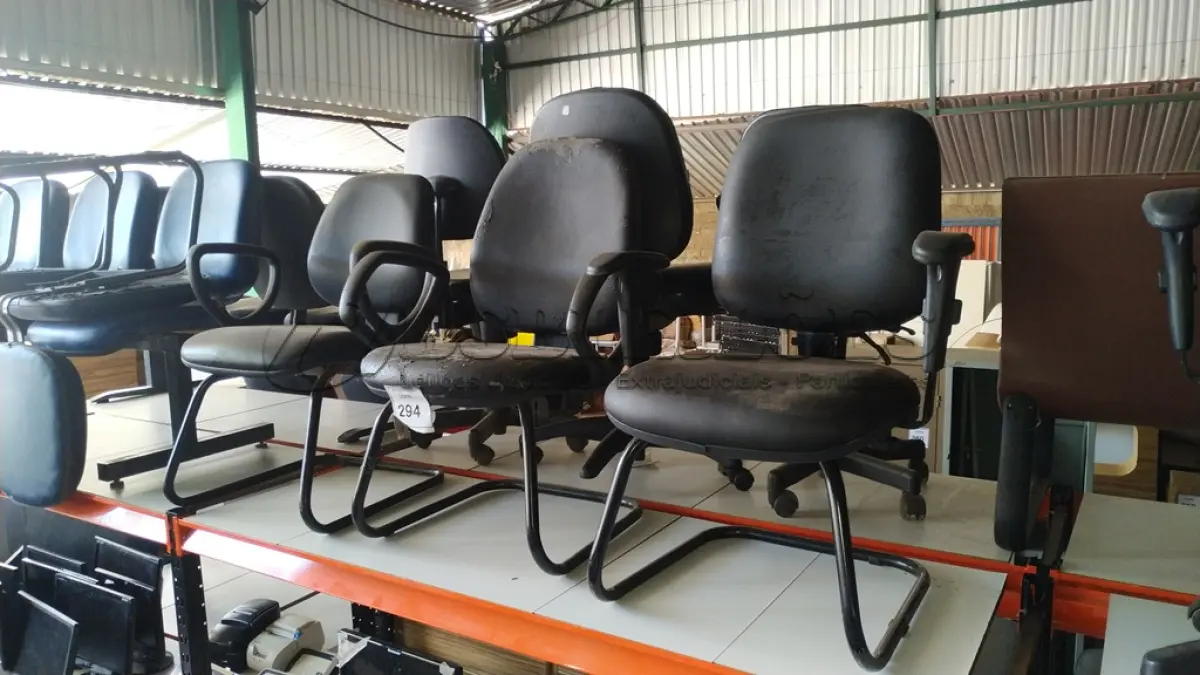 LOTE 294 - 03 CADEIRAS DE ESCRITÓRIO COM PÉS FIXOS NA COR PRETA.  (NO ESTADO) ATENÇÃO! FAZER A VISITAÇÃO ANTES DE ARREMATAR, NÃO SABEMOS SE FUNCIONA. LEILÃO NÃO TEM GARANTIA E NEM DEVOLUÇÃO, SUJEITO A POSSÍVEIS AVARIAS VISÍVEIS/OCULTAS E/OU AUSÊNCIA DE COMPONENTES.