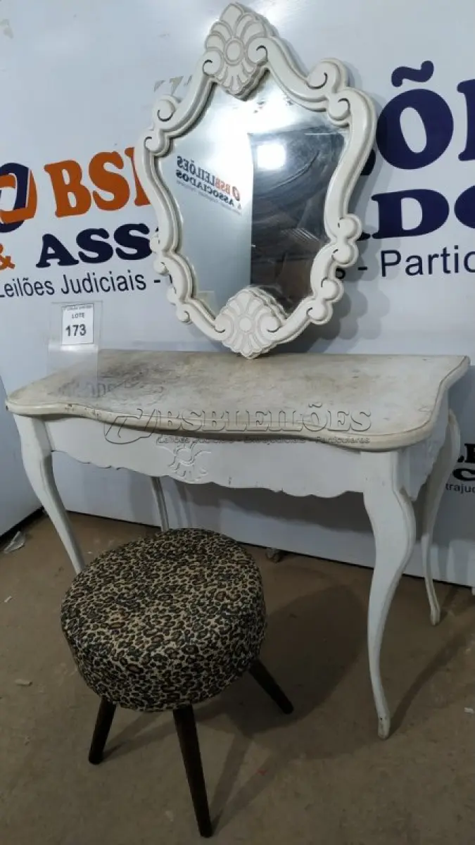 LOTE 173 - 01 PENTEADEIRA EM MADEIRA, 01 BANCO ALMOFADADO E 01 ESPELHO COM MOLDURA EM MADEIRA.  (NO ESTADO) ATENÇÃO! FAZER A VISITAÇÃO ANTES DE ARREMATAR, NÃO SABEMOS SE FUNCIONA. LEILÃO NÃO TEM GARANTIA E NEM DEVOLUÇÃO, SUJEITO A POSSÍVEIS AVARIAS VISÍVEIS/OCULTAS E/OU AUSÊNCIA DE COMPONENTES.