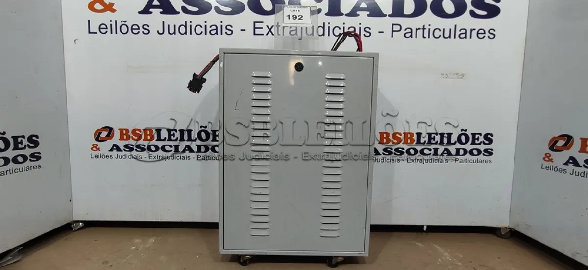 LOTE 192 - 01 BANCO DE BATERIAS COM 06 BATERIAS.  (NO ESTADO) ATENÇÃO! FAZER A VISITAÇÃO ANTES DE ARREMATAR, NÃO SABEMOS SE FUNCIONA. LEILÃO NÃO TEM GARANTIA E NEM DEVOLUÇÃO, SUJEITO A POSSÍVEIS AVARIAS VISÍVEIS/OCULTAS E/OU AUSÊNCIA DE COMPONENTES.