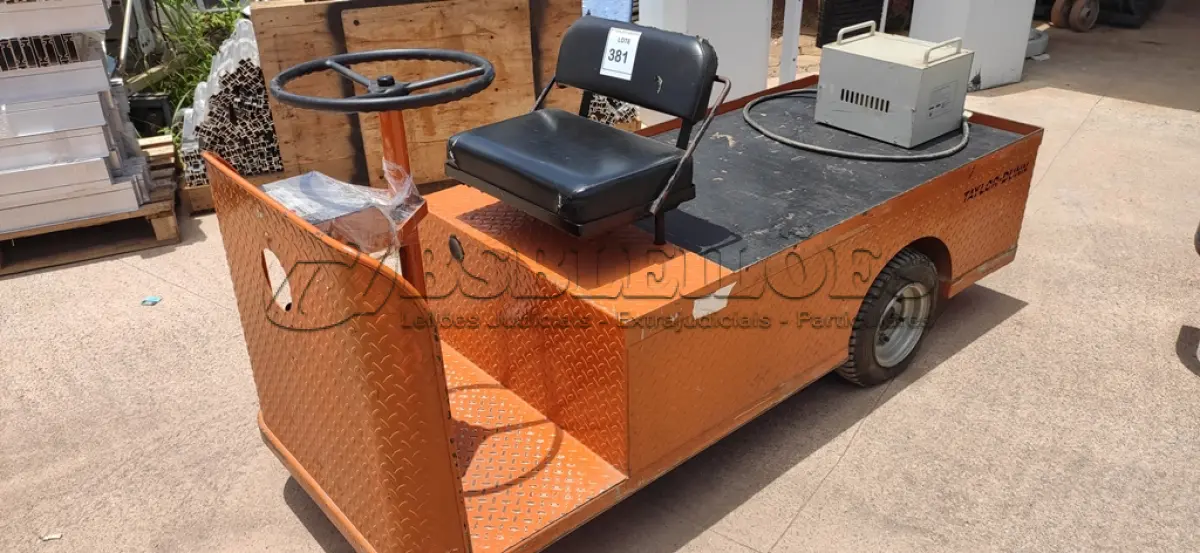 LOTE 381 - 01 CARRINHO ELÉTRICO PLATAFORMA COM BATERIA 03 RODAS MARCA AMEISE.  (NO ESTADO) ATENÇÃO! FAZER A VISITAÇÃO ANTES DE ARREMATAR, NÃO SABEMOS SE FUNCIONA. LEILÃO NÃO TEM GARANTIA E NEM DEVOLUÇÃO, SUJEITO A POSSÍVEIS AVARIAS VISÍVEIS/OCULTAS E/OU AUSÊNCIA DE COMPONENTES.