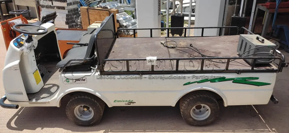 LOTE 382 - 01 CARRINHO ELÉTRICO PLATAFORMA COM BATERIA 03 RODAS MARCA JACTO.  (NO ESTADO) ATENÇÃO! FAZER A VISITAÇÃO ANTES DE ARREMATAR, NÃO SABEMOS SE FUNCIONA. LEILÃO NÃO TEM GARANTIA E NEM DEVOLUÇÃO, SUJEITO A POSSÍVEIS AVARIAS VISÍVEIS/OCULTAS E/OU AUSÊNCIA DE COMPONENTES.