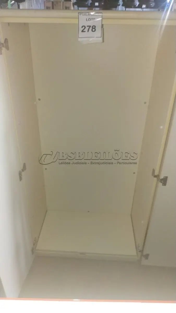 LOTE 278 - 01 ARMÁRIO ALTO EM MADEIRA COM 02 PORTAS.  (NO ESTADO) ATENÇÃO! FAZER A VISITAÇÃO ANTES DE ARREMATAR, NÃO SABEMOS SE FUNCIONA. LEILÃO NÃO TEM GARANTIA E NEM DEVOLUÇÃO, SUJEITO A POSSÍVEIS AVARIAS VISÍVEIS/OCULTAS E/OU AUSÊNCIA DE COMPONENTES.