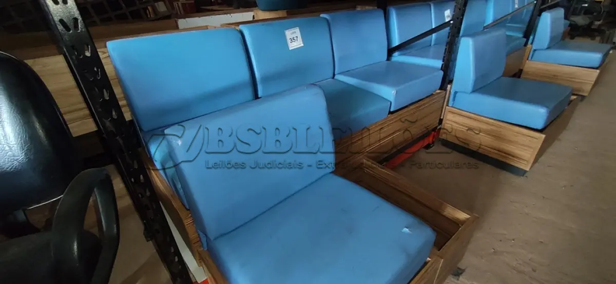 LOTE 357 - 01 SOFÁ DE ESPERA COM 03 LUGARES E 01 BANCO.  (NO ESTADO) ATENÇÃO! FAZER A VISITAÇÃO ANTES DE ARREMATAR, NÃO SABEMOS SE FUNCIONA. LEILÃO NÃO TEM GARANTIA E NEM DEVOLUÇÃO, SUJEITO A POSSÍVEIS AVARIAS VISÍVEIS/OCULTAS E/OU AUSÊNCIA DE COMPONENTES.