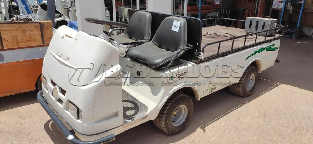 LOTE 382 - 01 CARRINHO ELÉTRICO PLATAFORMA COM BATERIA 03 RODAS MARCA JACTO.  (NO ESTADO) ATENÇÃO! FAZER A VISITAÇÃO ANTES DE ARREMATAR, NÃO SABEMOS SE FUNCIONA. LEILÃO NÃO TEM GARANTIA E NEM DEVOLUÇÃO, SUJEITO A POSSÍVEIS AVARIAS VISÍVEIS/OCULTAS E/OU AUSÊNCIA DE COMPONENTES.
