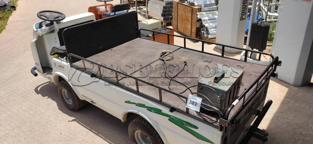 LOTE 382 - 01 CARRINHO ELÉTRICO PLATAFORMA COM BATERIA 03 RODAS MARCA JACTO.  (NO ESTADO) ATENÇÃO! FAZER A VISITAÇÃO ANTES DE ARREMATAR, NÃO SABEMOS SE FUNCIONA. LEILÃO NÃO TEM GARANTIA E NEM DEVOLUÇÃO, SUJEITO A POSSÍVEIS AVARIAS VISÍVEIS/OCULTAS E/OU AUSÊNCIA DE COMPONENTES.