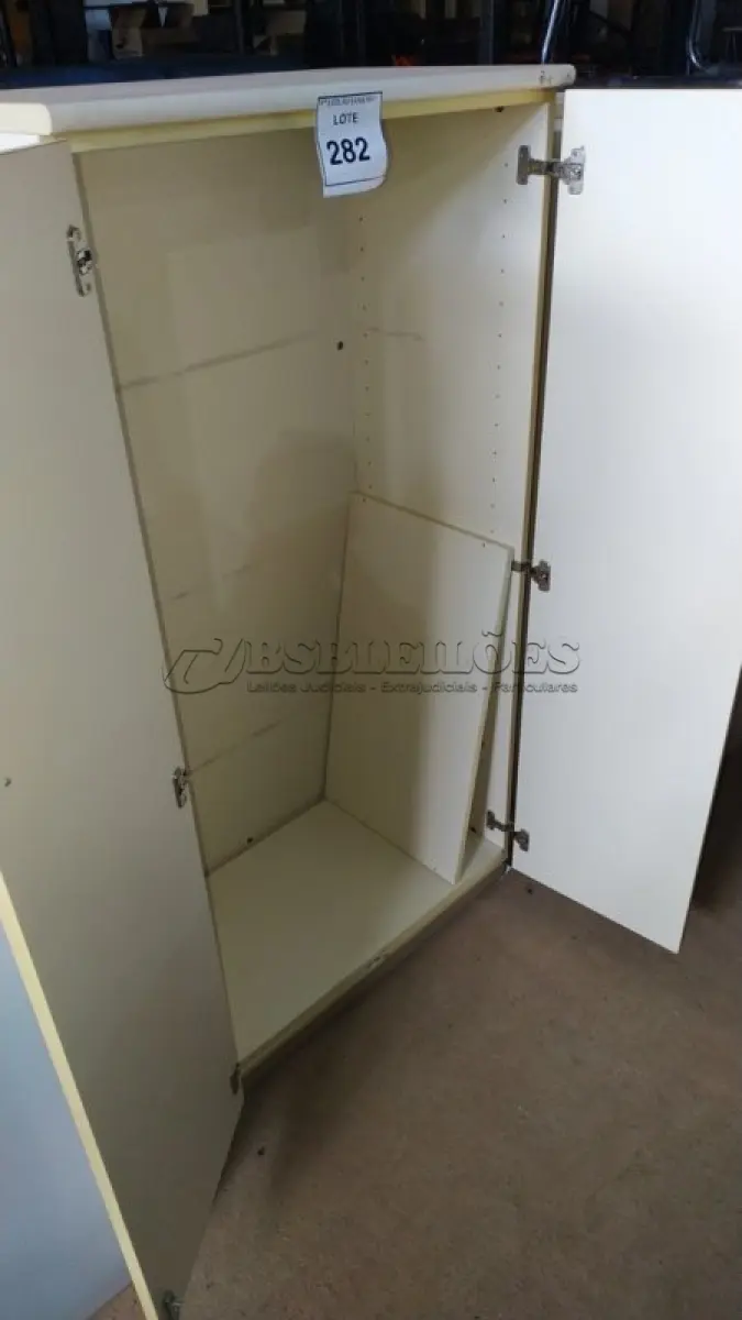 LOTE 282 - 01 ARMÁRIO ALTO EM MADEIRA COM 02 PORTAS.  (NO ESTADO) ATENÇÃO! FAZER A VISITAÇÃO ANTES DE ARREMATAR, NÃO SABEMOS SE FUNCIONA. LEILÃO NÃO TEM GARANTIA E NEM DEVOLUÇÃO, SUJEITO A POSSÍVEIS AVARIAS VISÍVEIS/OCULTAS E/OU AUSÊNCIA DE COMPONENTES.