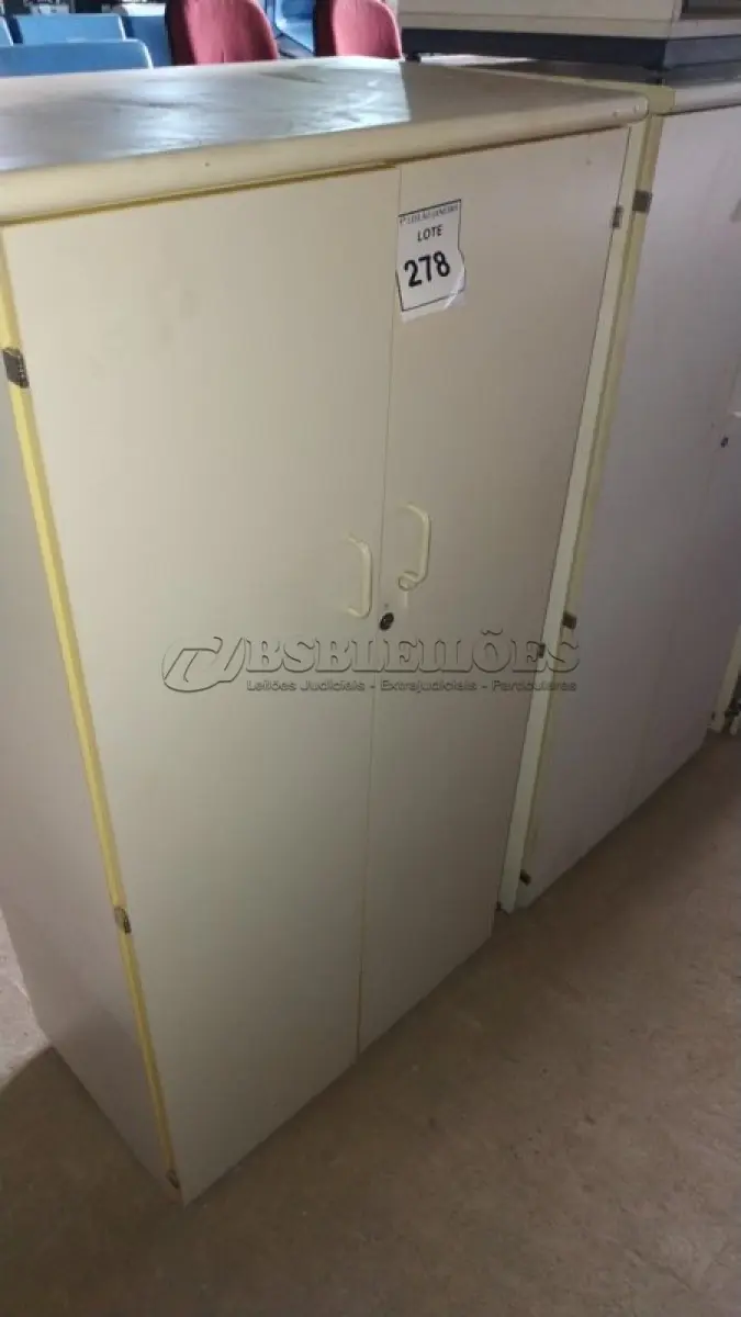 LOTE 278 - 01 ARMÁRIO ALTO EM MADEIRA COM 02 PORTAS.  (NO ESTADO) ATENÇÃO! FAZER A VISITAÇÃO ANTES DE ARREMATAR, NÃO SABEMOS SE FUNCIONA. LEILÃO NÃO TEM GARANTIA E NEM DEVOLUÇÃO, SUJEITO A POSSÍVEIS AVARIAS VISÍVEIS/OCULTAS E/OU AUSÊNCIA DE COMPONENTES.