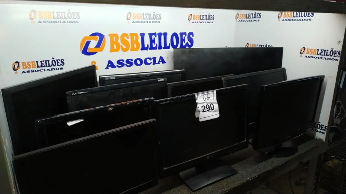 LOTE 290 - 10 MONITORES DE MARCAS E MODELOS DIVERSOS.  (NO ESTADO) ATENÇÃO! FAZER A VISITAÇÃO ANTES DE ARREMATAR, NÃO SABEMOS SE FUNCIONA. LEILÃO NÃO TEM GARANTIA E NEM DEVOLUÇÃO, SUJEITO A POSSÍVEIS AVARIAS VISÍVEIS/OCULTAS E/OU AUSÊNCIA DE COMPONENTES.