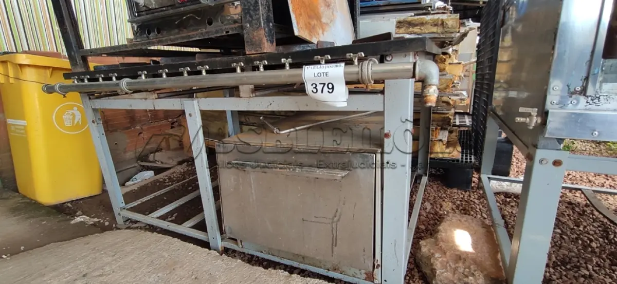 LOTE 379 - 01 FOGÃO INDUSTRIAL 06 BOCAS COM FORNO ACOPLADO.  (NO ESTADO) ATENÇÃO! FAZER A VISITAÇÃO ANTES DE ARREMATAR, NÃO SABEMOS SE FUNCIONA. LEILÃO NÃO TEM GARANTIA E NEM DEVOLUÇÃO, SUJEITO A POSSÍVEIS AVARIAS VISÍVEIS/OCULTAS E/OU AUSÊNCIA DE COMPONENTES.