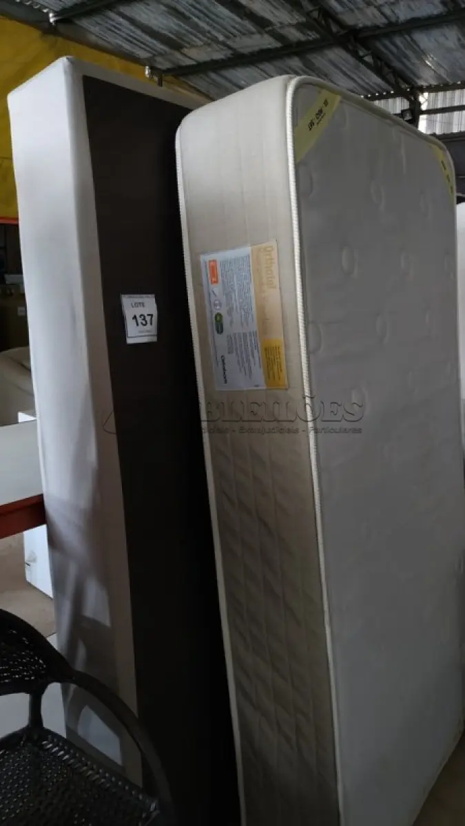 LOTE 137 - 01 COLCHÃO DE SOLTEIRO COM BASE 1,88CM X 88CM. (NO ESTADO EM QUE SE ENCONTRA. SUJEITO A AVARIAS OCULTAS/VISÍVEIS.) BJ7460C
