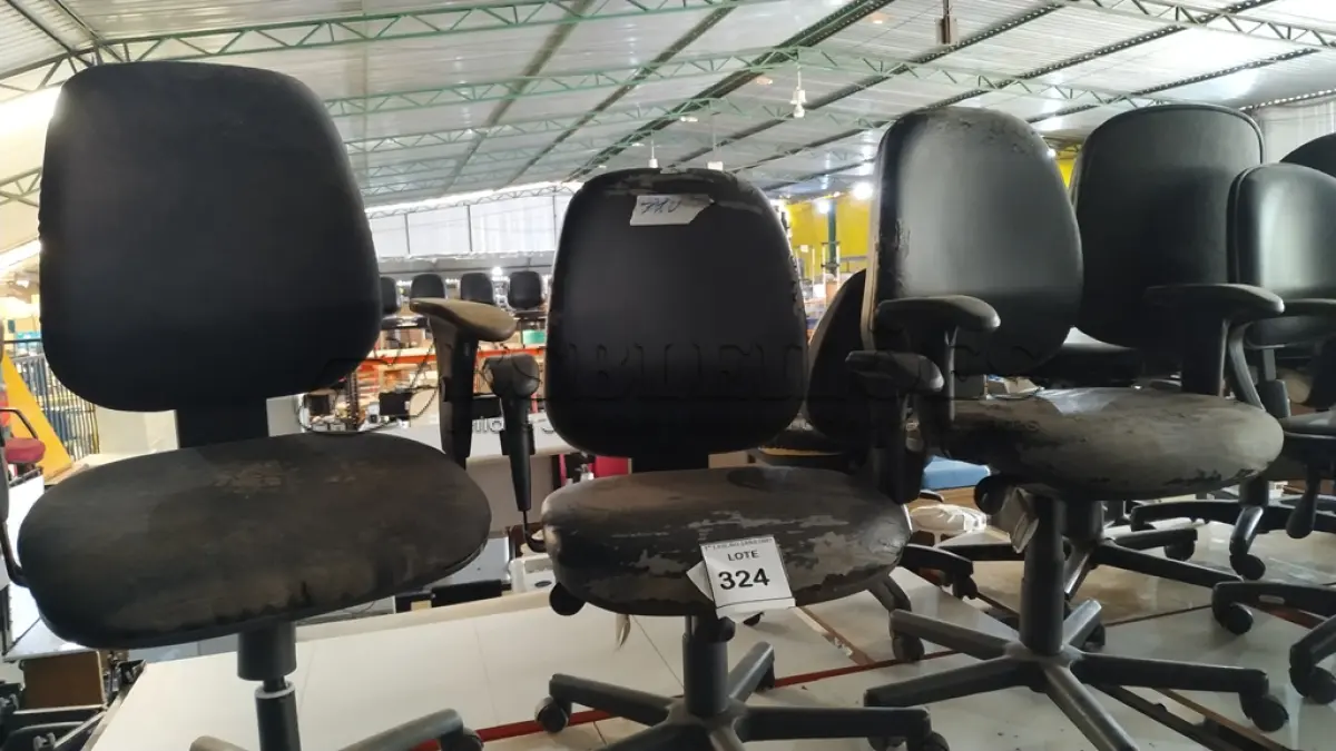 LOTE 324 - 03 CADEIRAS GIRATÓRIAS NA COR PRETA.  (NO ESTADO) ATENÇÃO! FAZER A VISITAÇÃO ANTES DE ARREMATAR, NÃO SABEMOS SE FUNCIONA. LEILÃO NÃO TEM GARANTIA E NEM DEVOLUÇÃO, SUJEITO A POSSÍVEIS AVARIAS VISÍVEIS/OCULTAS E/OU AUSÊNCIA DE COMPONENTES.