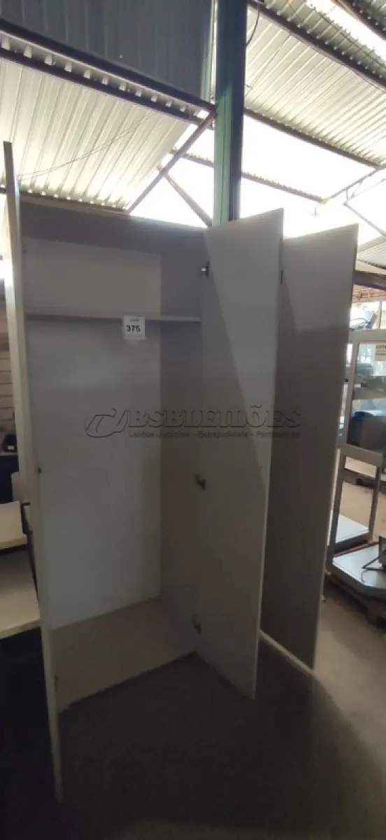 LOTE 375 - 01 ARMÁRIO ALTO COM 03 PORTAS EM MADEIRA.  (NO ESTADO) ATENÇÃO! FAZER A VISITAÇÃO ANTES DE ARREMATAR, NÃO SABEMOS SE FUNCIONA. LEILÃO NÃO TEM GARANTIA E NEM DEVOLUÇÃO, SUJEITO A POSSÍVEIS AVARIAS VISÍVEIS/OCULTAS E/OU AUSÊNCIA DE COMPONENTES.