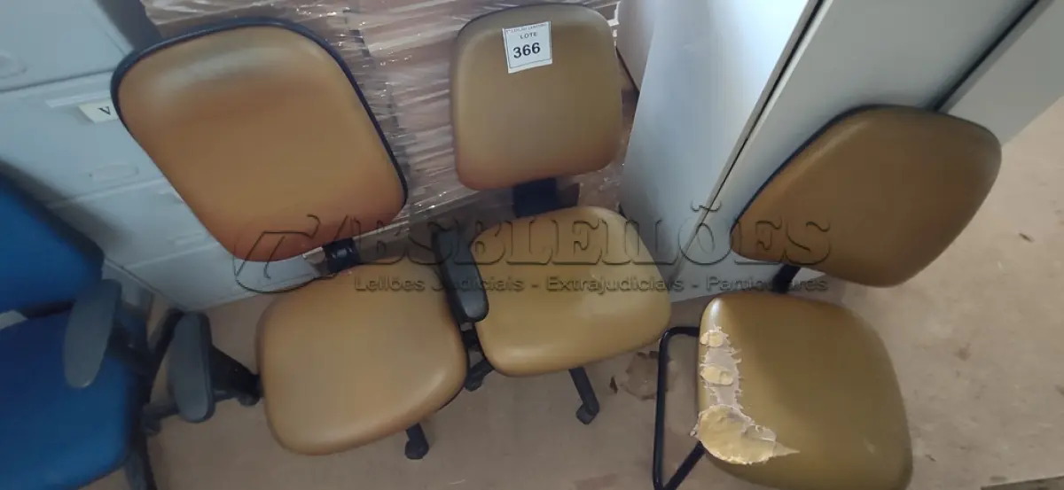 LOTE 366 - 01 CADEIRA DE PÉS FIXOS E 02 CADEIRAS GIRATÓRIAS NA COR MARROM.  (NO ESTADO) ATENÇÃO! FAZER A VISITAÇÃO ANTES DE ARREMATAR, NÃO SABEMOS SE FUNCIONA. LEILÃO NÃO TEM GARANTIA E NEM DEVOLUÇÃO, SUJEITO A POSSÍVEIS AVARIAS VISÍVEIS/OCULTAS E/OU AUSÊNCIA DE COMPONENTES.