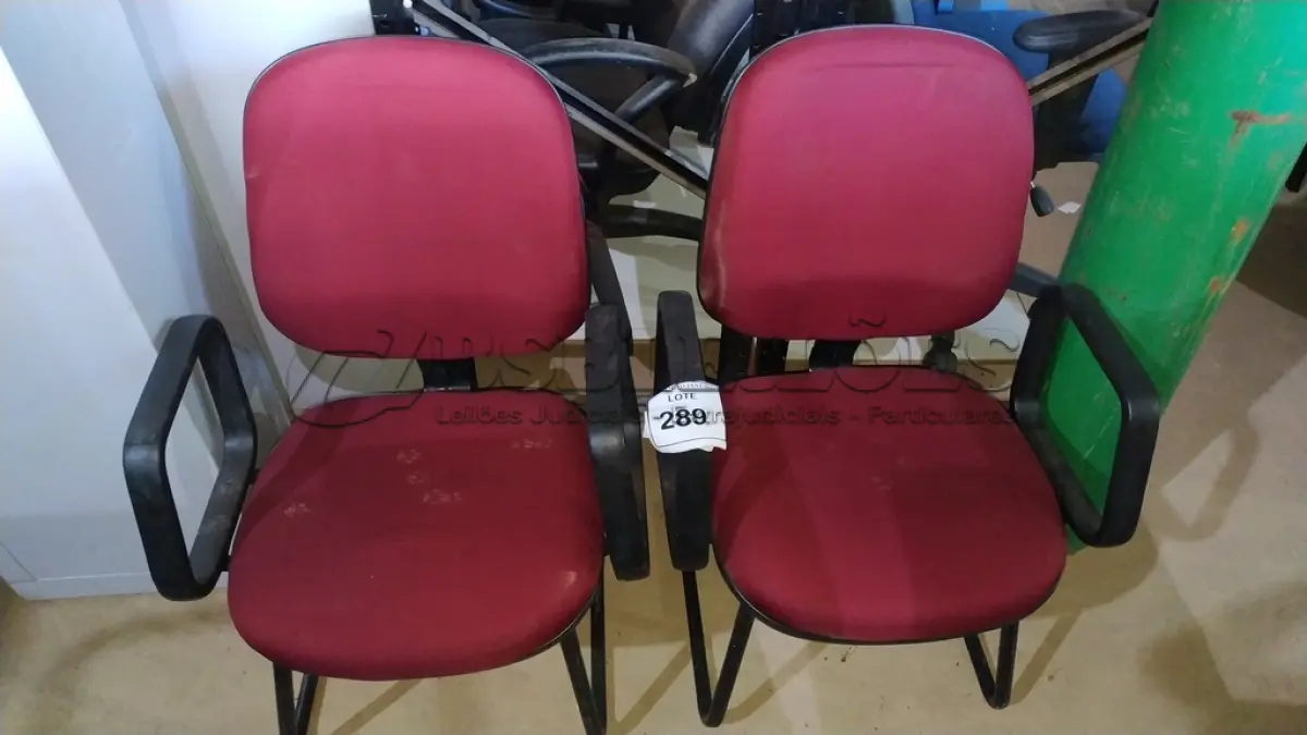 LOTE 289 - 02 CADEIRAS DE ESCRITÓRIO COM PÉS FIXOS NA COR VERMELHA.  (NO ESTADO) ATENÇÃO! FAZER A VISITAÇÃO ANTES DE ARREMATAR, NÃO SABEMOS SE FUNCIONA. LEILÃO NÃO TEM GARANTIA E NEM DEVOLUÇÃO, SUJEITO A POSSÍVEIS AVARIAS VISÍVEIS/OCULTAS E/OU AUSÊNCIA DE COMPONENTES.