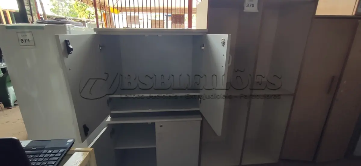 LOTE 370 - 02 ARMÁRIOS BAIXOS EM MADEIRA COM 02 PORTAS E 01 ARMÁRIO ALTO COM 04 COMPARTIMENTOS SEM PORTA.  (NO ESTADO) ATENÇÃO! FAZER A VISITAÇÃO ANTES DE ARREMATAR, NÃO SABEMOS SE FUNCIONA. LEILÃO NÃO TEM GARANTIA E NEM DEVOLUÇÃO, SUJEITO A POSSÍVEIS AVARIAS VISÍVEIS/OCULTAS E/OU AUSÊNCIA DE COMPONENTES.