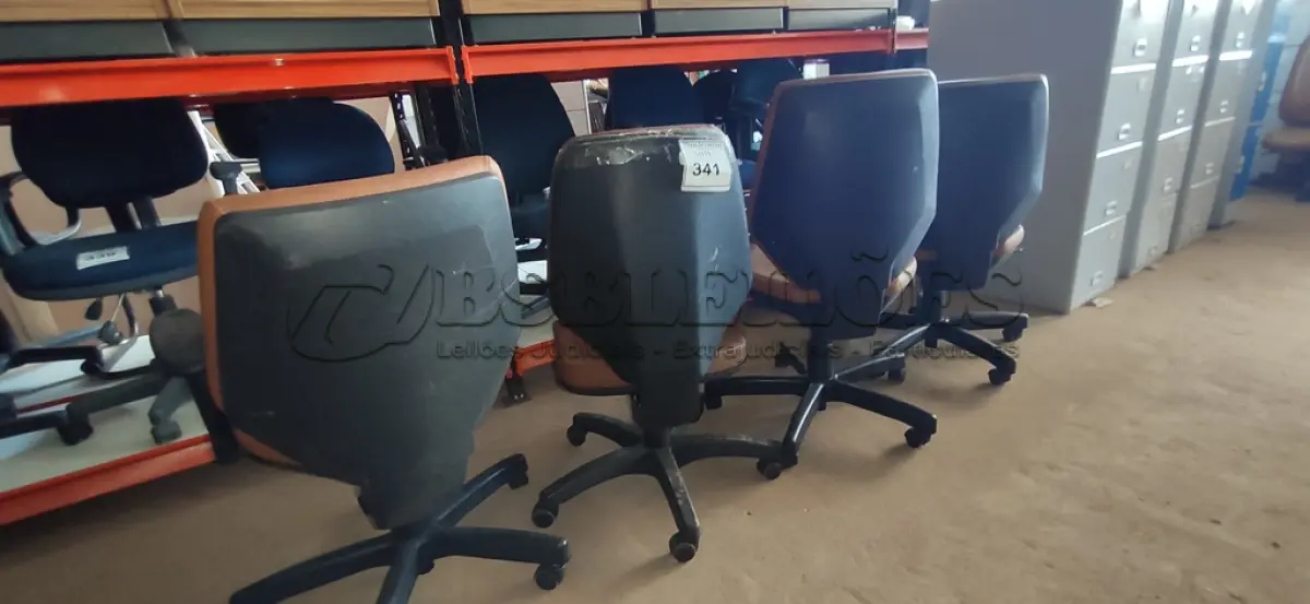 LOTE 341 - 04 CADEIRAS GIRATÓRIAS NA COR MARROM.  (NO ESTADO) ATENÇÃO! FAZER A VISITAÇÃO ANTES DE ARREMATAR, NÃO SABEMOS SE FUNCIONA. LEILÃO NÃO TEM GARANTIA E NEM DEVOLUÇÃO, SUJEITO A POSSÍVEIS AVARIAS VISÍVEIS/OCULTAS E/OU AUSÊNCIA DE COMPONENTES.