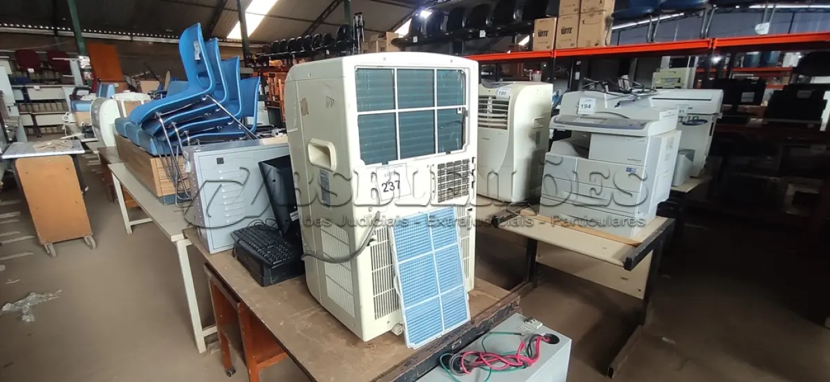 LOTE 237 - 01 AR CONDICIONADO PORTÁTIL 220V 12.000 BTU/H MARCA KOMECO.  (NO ESTADO) ATENÇÃO! FAZER A VISITAÇÃO ANTES DE ARREMATAR, NÃO SABEMOS SE FUNCIONA. LEILÃO NÃO TEM GARANTIA E NEM DEVOLUÇÃO, SUJEITO A POSSÍVEIS AVARIAS VISÍVEIS/OCULTAS E/OU AUSÊNCIA DE COMPONENTES.