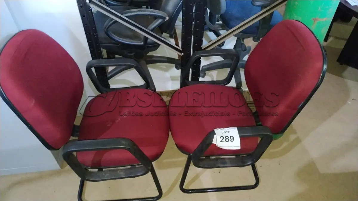 LOTE 289 - 02 CADEIRAS DE ESCRITÓRIO COM PÉS FIXOS NA COR VERMELHA.  (NO ESTADO) ATENÇÃO! FAZER A VISITAÇÃO ANTES DE ARREMATAR, NÃO SABEMOS SE FUNCIONA. LEILÃO NÃO TEM GARANTIA E NEM DEVOLUÇÃO, SUJEITO A POSSÍVEIS AVARIAS VISÍVEIS/OCULTAS E/OU AUSÊNCIA DE COMPONENTES.