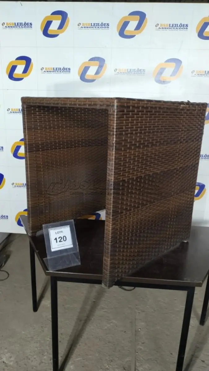 LOTE 120 - 01 MESA DE JARDIM. (NO ESTADO EM QUE SE ENCONTRA. SUJEITO A AVARIAS OCULTAS/VISÍVEIS.) BH1642F
