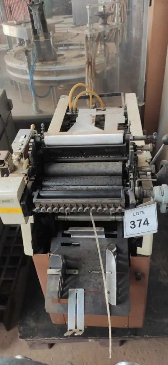 LOTE 374 - 01 MÁQUINA IMPRESSORA OFFSET INDUSTRIAL.  (NO ESTADO) ATENÇÃO! FAZER A VISITAÇÃO ANTES DE ARREMATAR, NÃO SABEMOS SE FUNCIONA. LEILÃO NÃO TEM GARANTIA E NEM DEVOLUÇÃO, SUJEITO A POSSÍVEIS AVARIAS VISÍVEIS/OCULTAS E/OU AUSÊNCIA DE COMPONENTES.