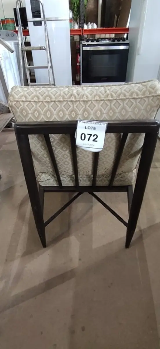 LOTE 072 - 01 CADEIRA. (NO ESTADO EM QUE SE ENCONTRA. SUJEITO A AVARIAS OCULTAS/VISÍVEIS.) AU2447K