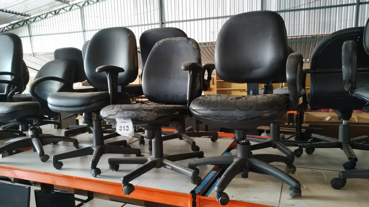 LOTE 313 - 03 CADEIRAS GIRATÓRIAS NA COR PRETA.  (NO ESTADO) ATENÇÃO! FAZER A VISITAÇÃO ANTES DE ARREMATAR, NÃO SABEMOS SE FUNCIONA. LEILÃO NÃO TEM GARANTIA E NEM DEVOLUÇÃO, SUJEITO A POSSÍVEIS AVARIAS VISÍVEIS/OCULTAS E/OU AUSÊNCIA DE COMPONENTES.