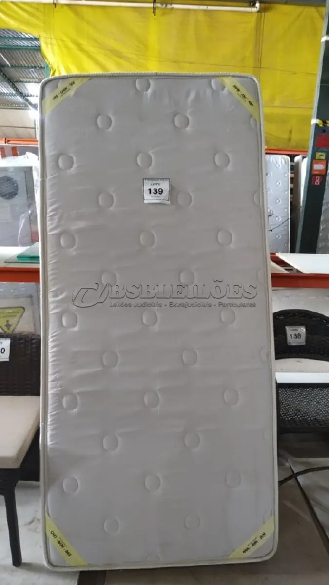 LOTE 139 - 01 COLCHÃO DE SOLTEIRO 1,88CM X 88CM COM BASE. (NO ESTADO EM QUE SE ENCONTRA. SUJEITO A AVARIAS OCULTAS/VISÍVEIS.) BJ7461H