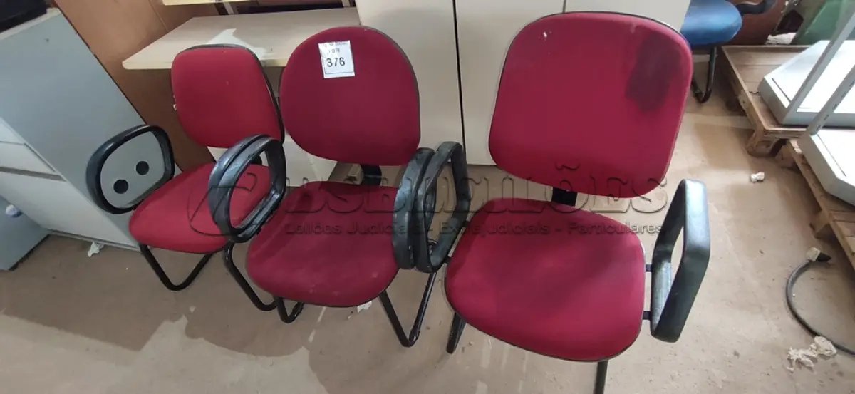 LOTE 376 - 03 CADEIRAS DE ESCRITÓRIO COM PÉS FIXOS NA COR VERMELHA.  (NO ESTADO) ATENÇÃO! FAZER A VISITAÇÃO ANTES DE ARREMATAR, NÃO SABEMOS SE FUNCIONA. LEILÃO NÃO TEM GARANTIA E NEM DEVOLUÇÃO, SUJEITO A POSSÍVEIS AVARIAS VISÍVEIS/OCULTAS E/OU AUSÊNCIA DE COMPONENTES.