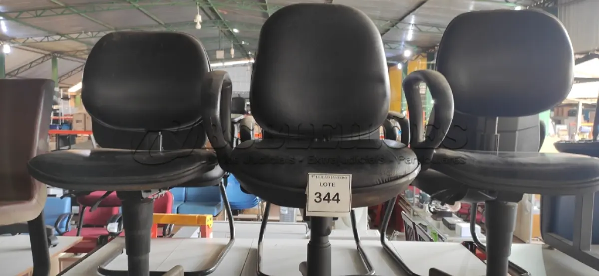 LOTE 344 - 03 CADEIRAS GIRATÓRIAS NA COR PRETA.  (NO ESTADO) ATENÇÃO! FAZER A VISITAÇÃO ANTES DE ARREMATAR, NÃO SABEMOS SE FUNCIONA. LEILÃO NÃO TEM GARANTIA E NEM DEVOLUÇÃO, SUJEITO A POSSÍVEIS AVARIAS VISÍVEIS/OCULTAS E/OU AUSÊNCIA DE COMPONENTES.