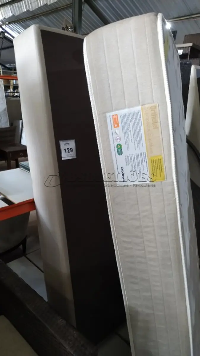 LOTE 129 - 01 COLCHÃO DE SOLTEIRO COM BASE 1,88CM X 88CM. (NO ESTADO EM QUE SE ENCONTRA. SUJEITO A AVARIAS OCULTAS/VISÍVEIS.) BJ7246C
