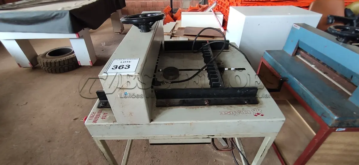 LOTE 363 - 01 GUILHOTINA DE PAPEL INDUSTRIAL MARCA KRAUSE.  (NO ESTADO) ATENÇÃO! FAZER A VISITAÇÃO ANTES DE ARREMATAR, NÃO SABEMOS SE FUNCIONA. LEILÃO NÃO TEM GARANTIA E NEM DEVOLUÇÃO, SUJEITO A POSSÍVEIS AVARIAS VISÍVEIS/OCULTAS E/OU AUSÊNCIA DE COMPONENTES.